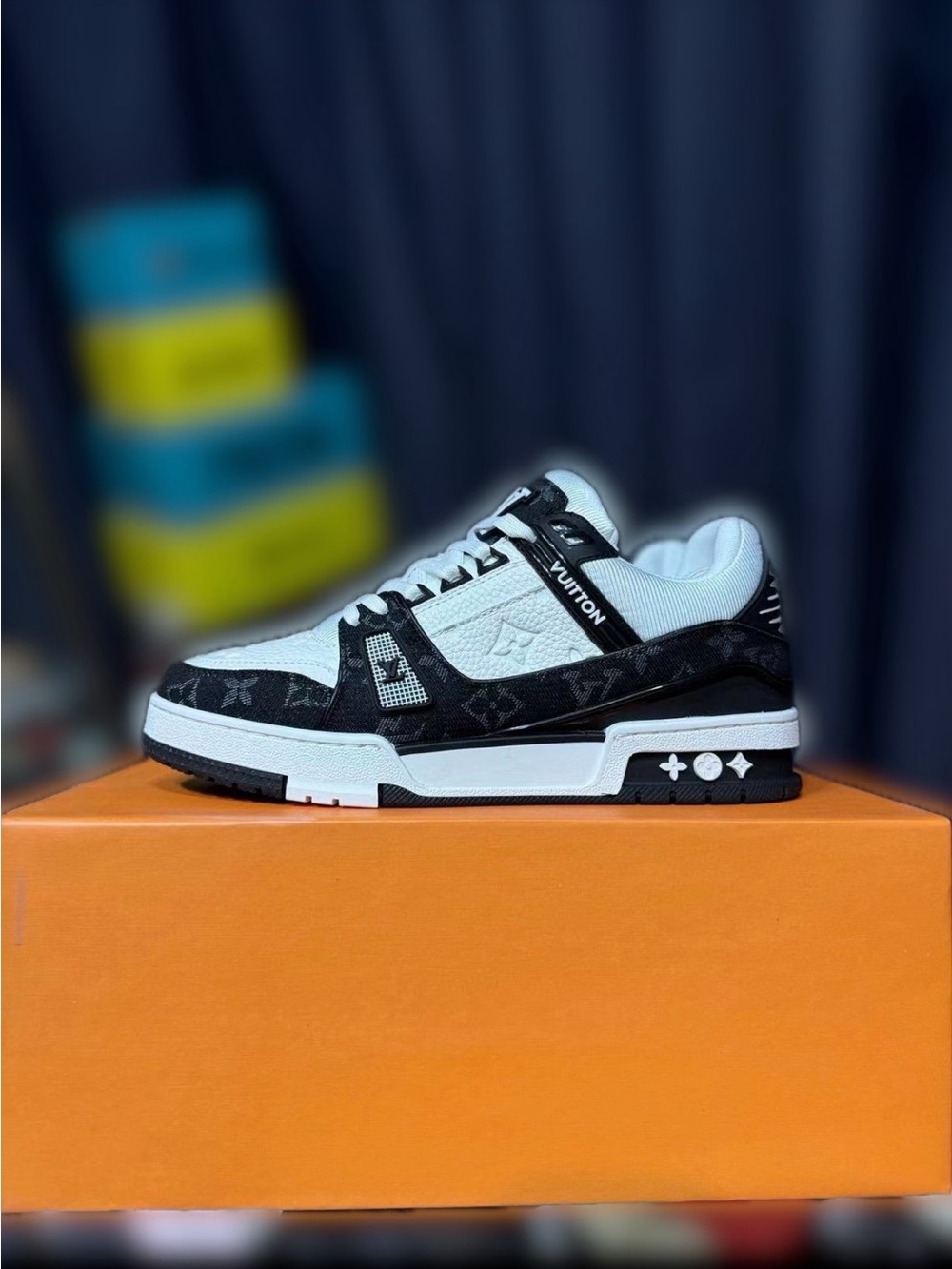 Louis Vuitton Black & White Men’s Low-Top Sneaker